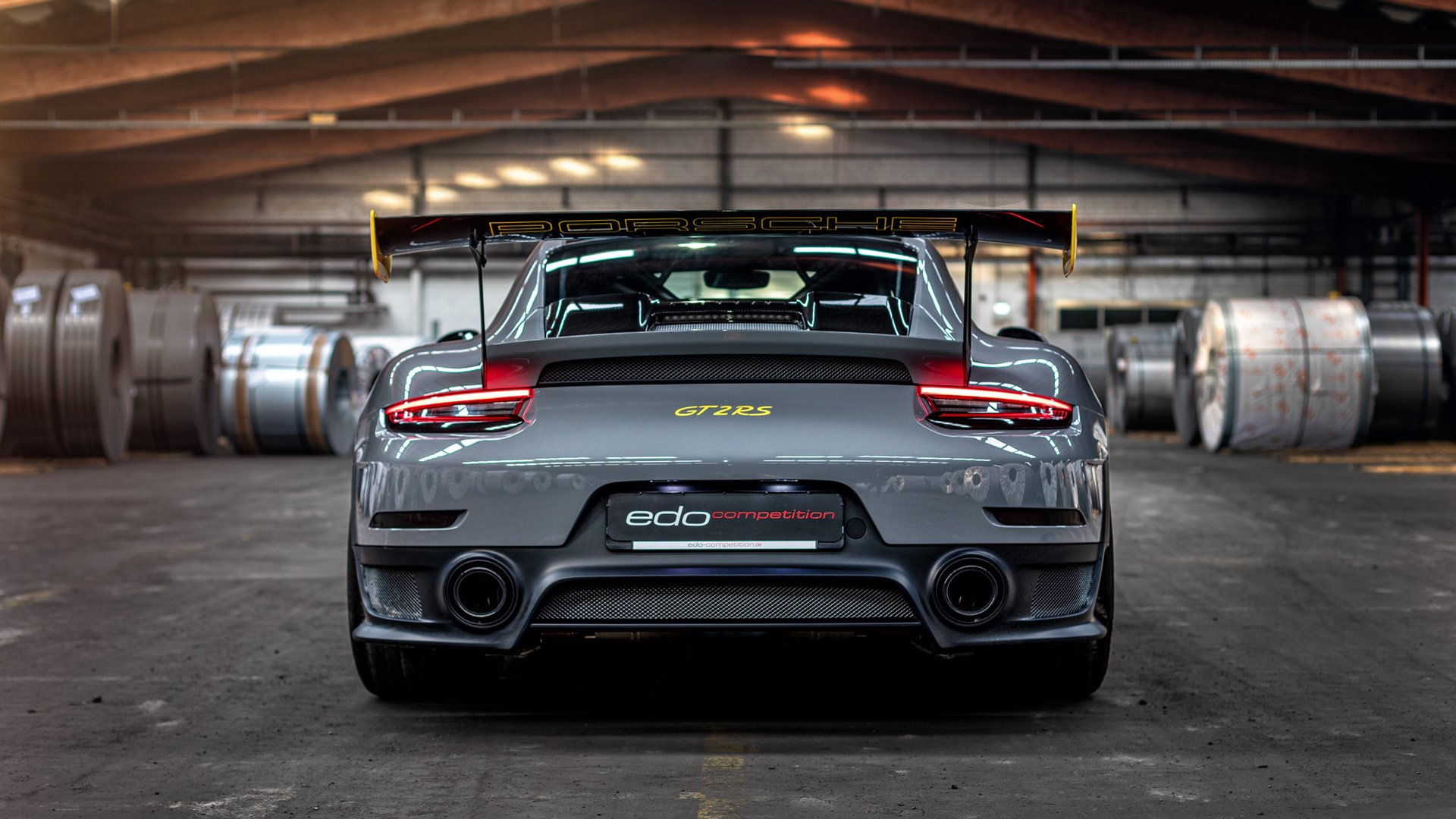 开云sport-油门与绿茵的十字路口—当F1终章在几内亚的雨夜改写红牛命运