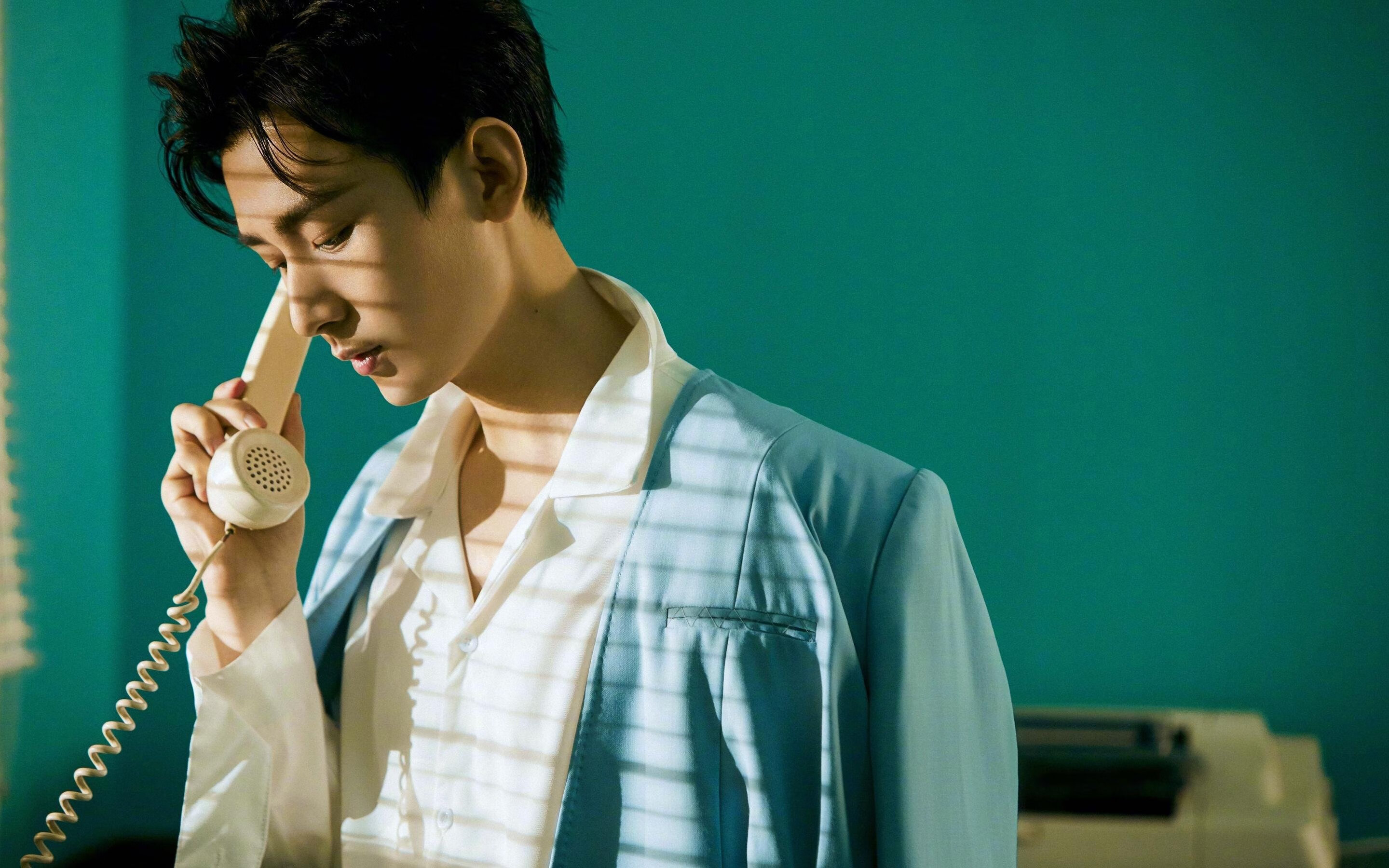 开云体育官网-看到你的关键词组合，确实需要一些创造性的联想。这两个看似不相关的事件，可以通过多线作战的意志较量和关键时刻的战术接管这一核心主题来融合