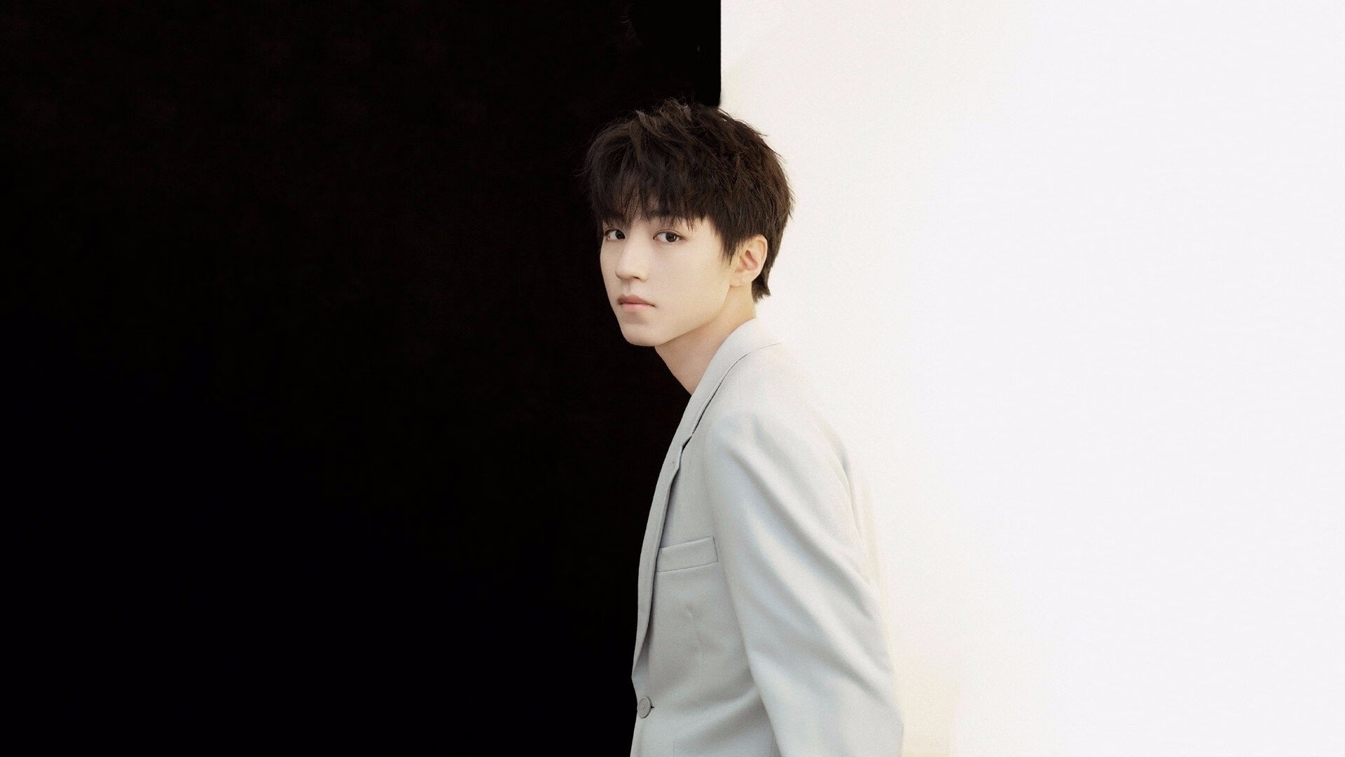 足球先生改写F1剧本，格纳布里意外客串战术工程师，助维斯塔潘锁定年度冠军