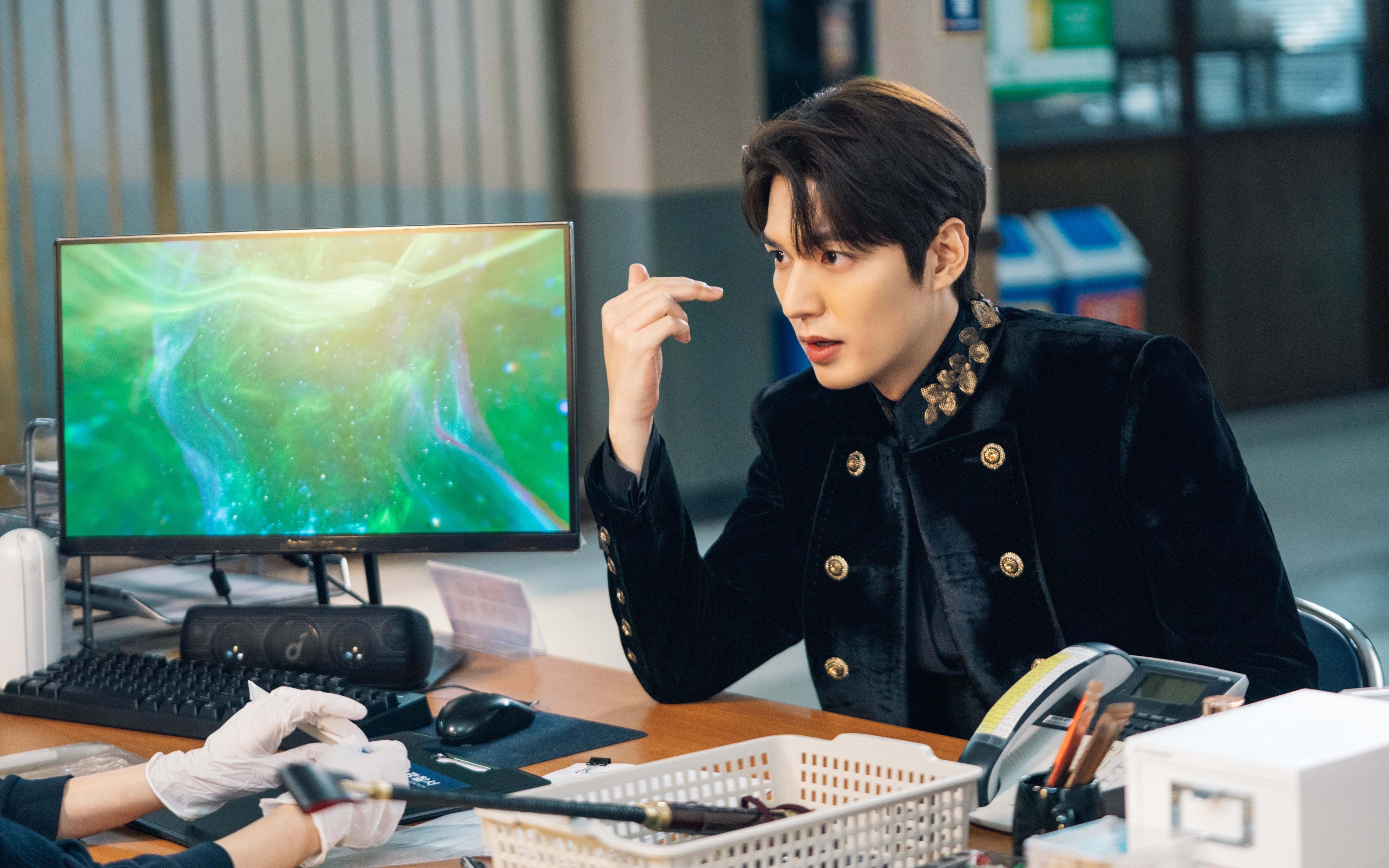 开云体育中国-樱花与鸢尾花，一场时空交错的绿茵剧本